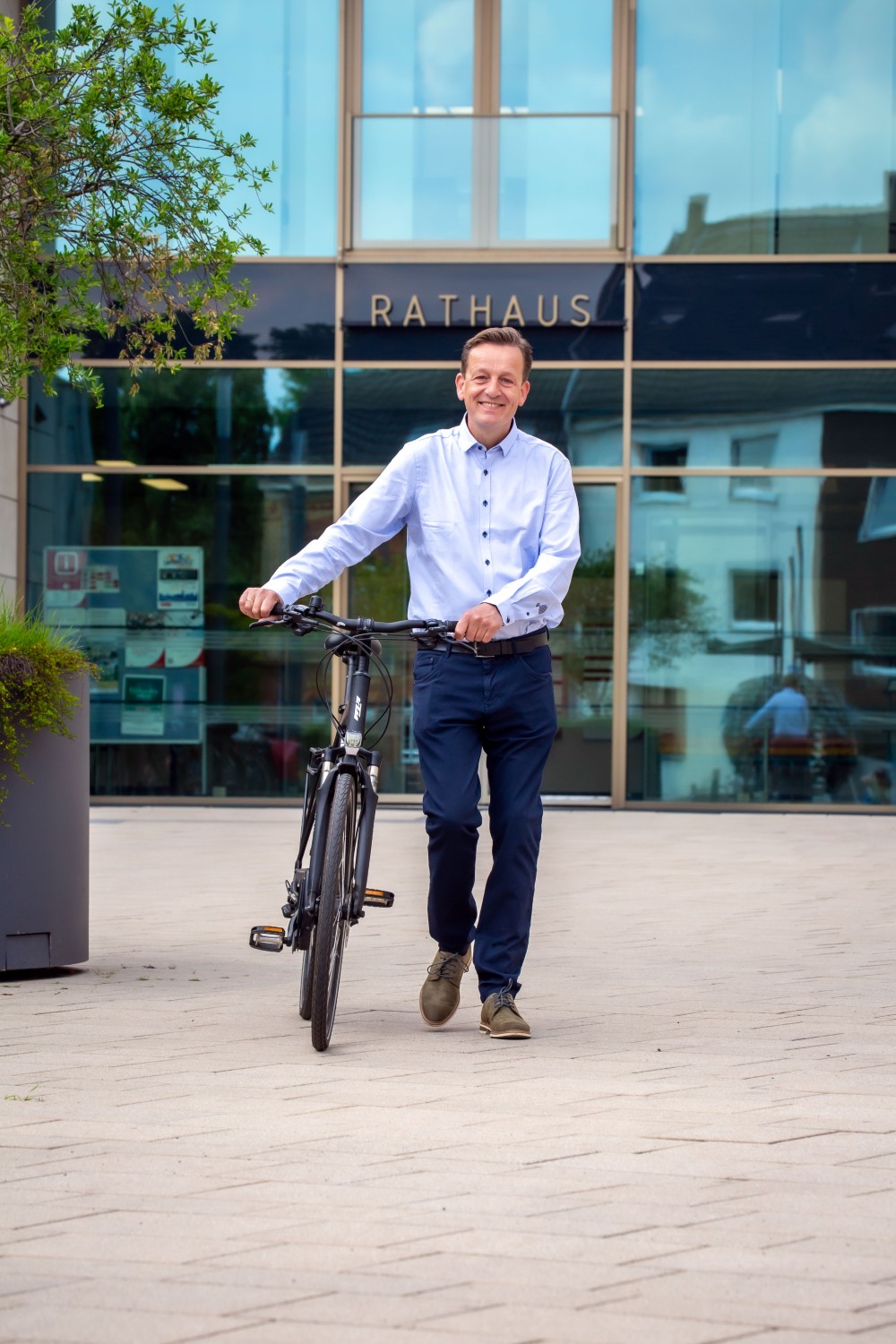 Bürgermeisterkandidat Rainer Vogt mit seinem Fahrrad vor dem Rathaus Bürgermeisterkandidat Rainer Vogt mit seinem Fahrrad vor dem Rathaus