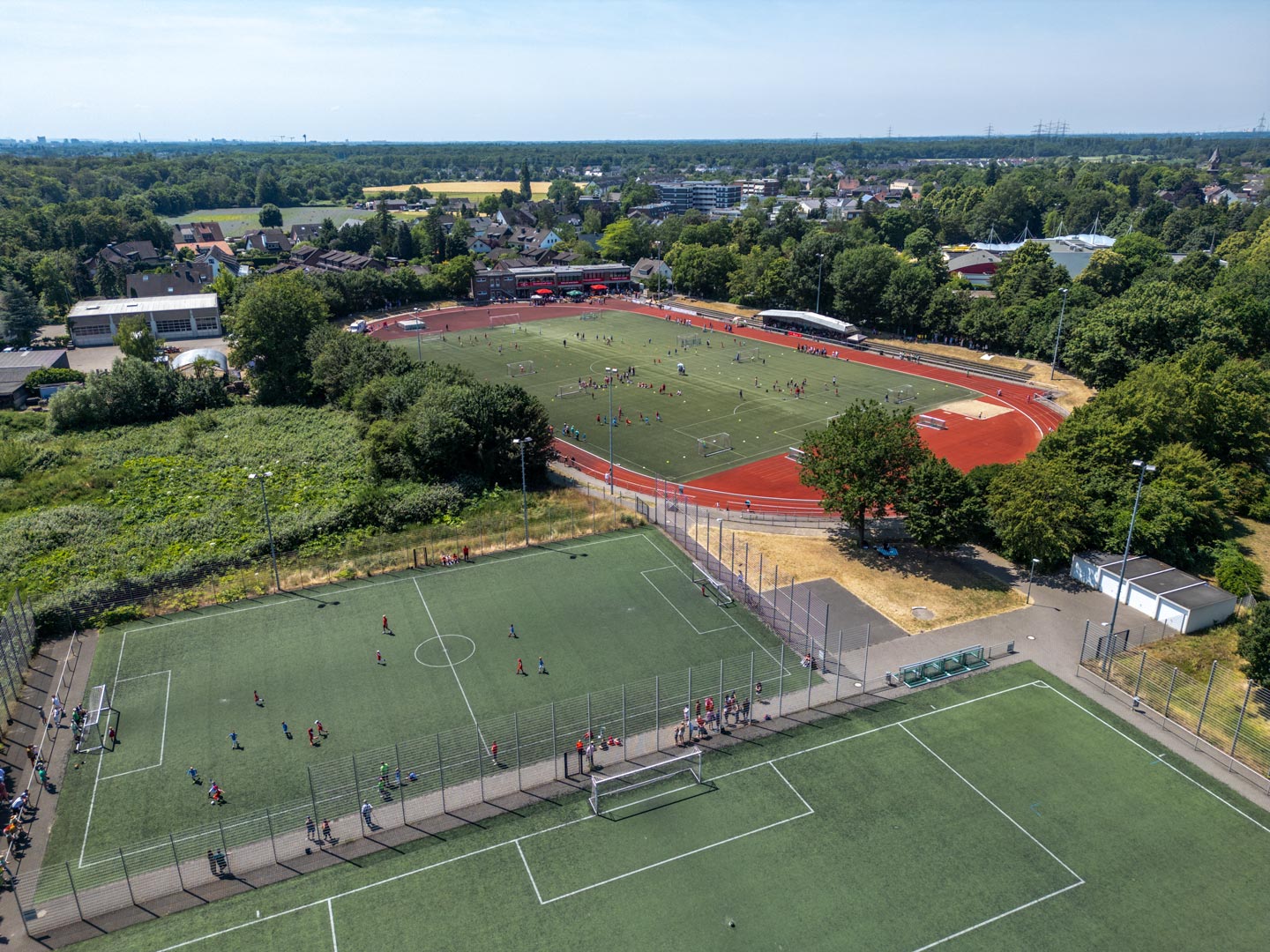 Eine Luftaufnahme vom Lintorfer Sportplatz Eine Luftaufnahme vom Lintorfer Sportplatz