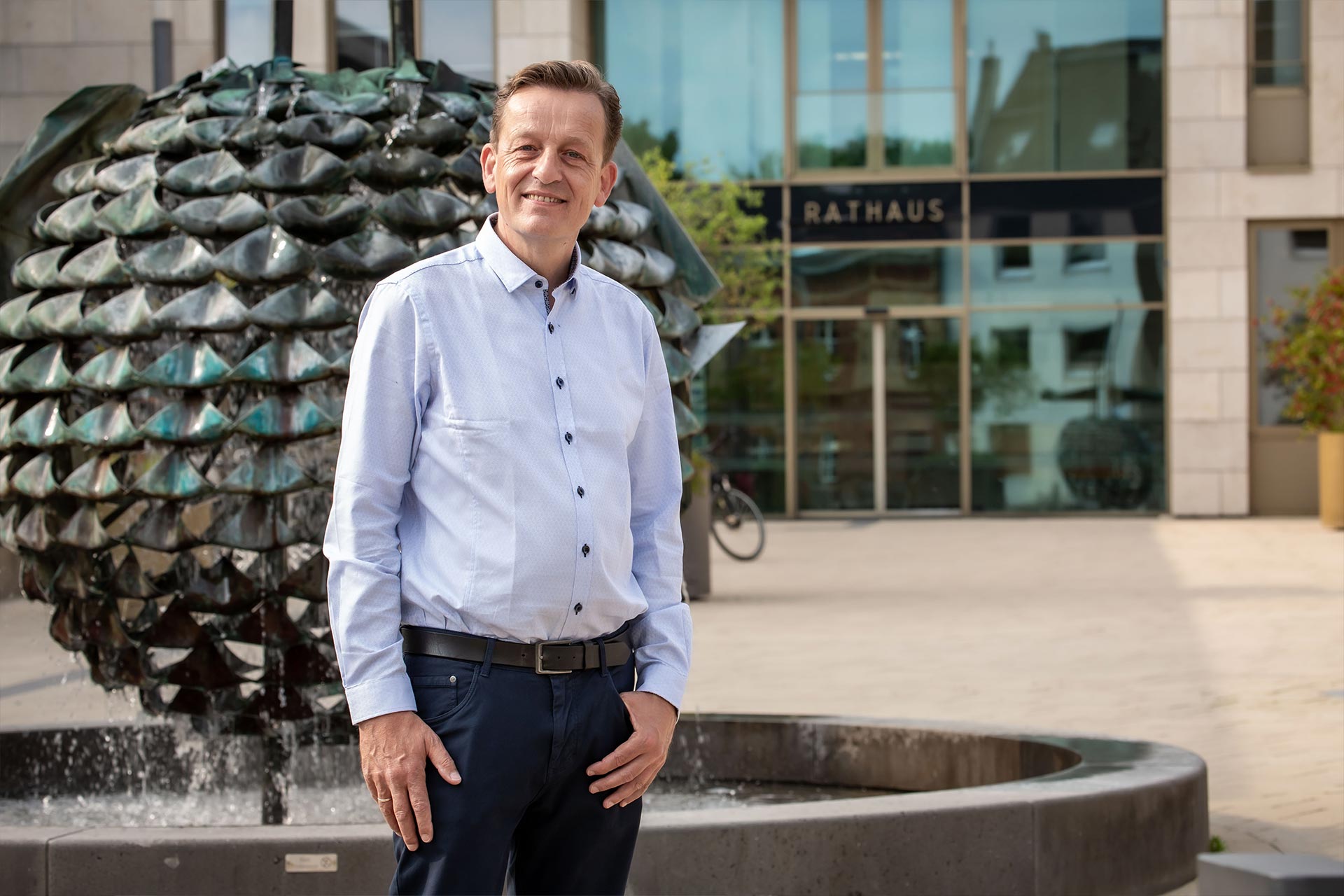 Rainer Vogt vor dem Brunnen am Rathaus Rainer Vogt vor dem Brunnen am Rathaus